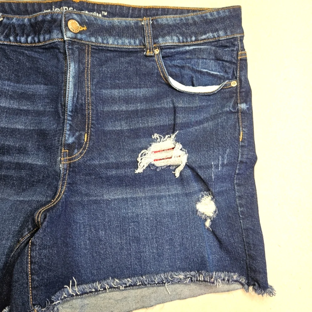 Maurices High Rise Distressed Bandana Jean Shorts 24W Stretch Like NEW W-2498